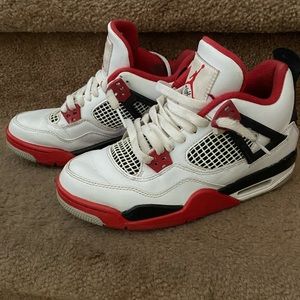 Jordan
Size 6.5
WHITE AND RED
Preowned